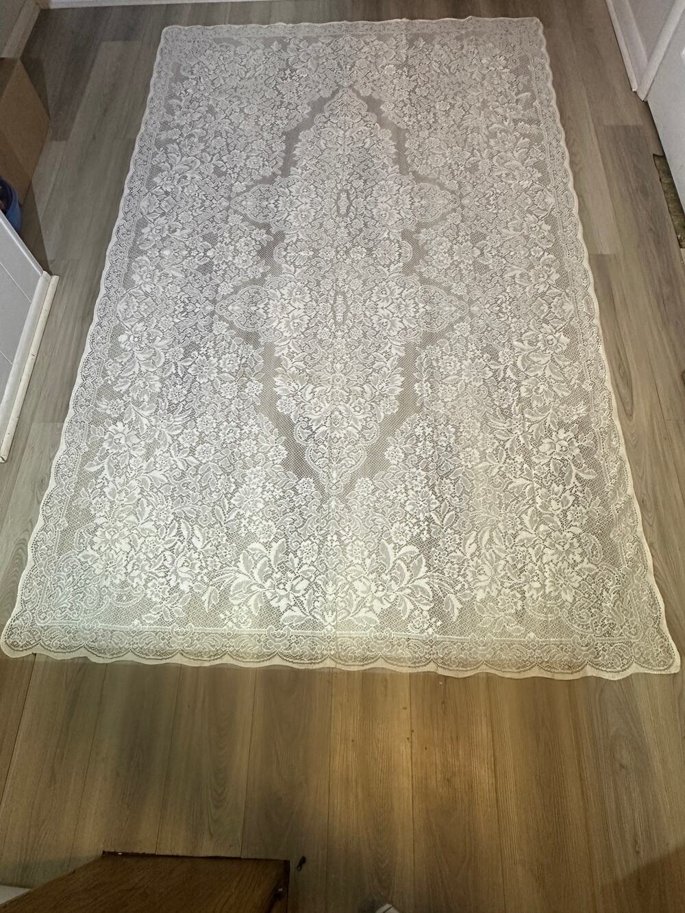 Vintage White Lace Tablecloth Rectangle 63x101 Large Medallion Floral Scalloped